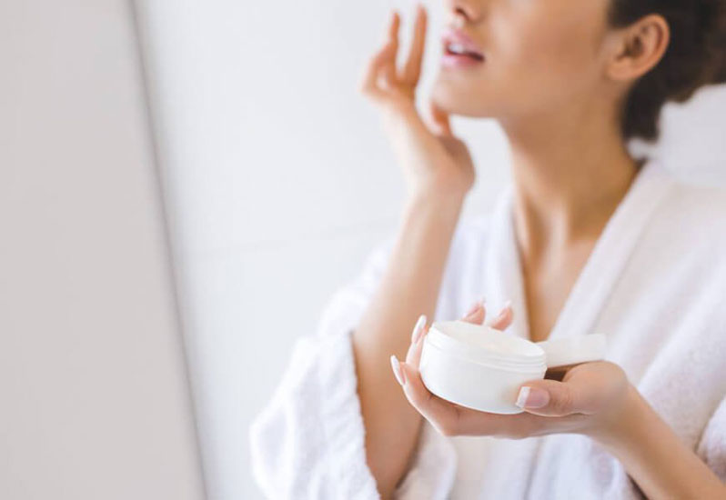 chăm sóc da mặt bằng dược mỹ phẩm